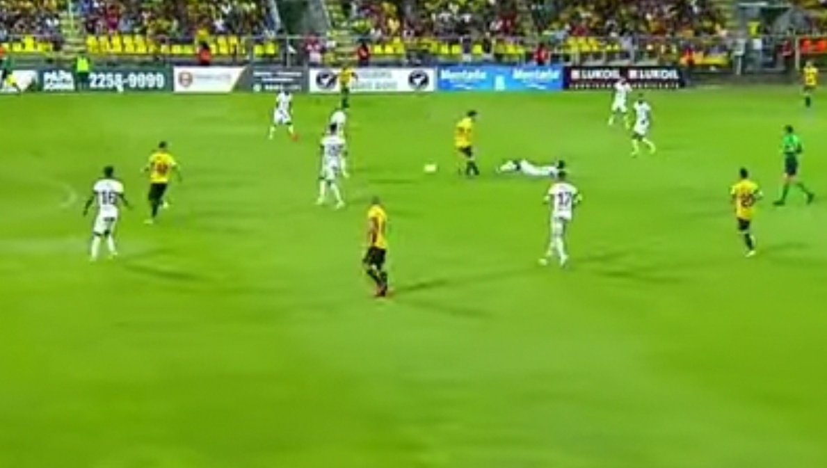 umetcr's tweet photo. La línea defensiva estaba bien dejando a Vidal en offside, excepto uno 🙃 https://t.co/weIJvJPBL1