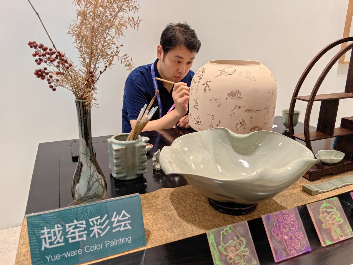 During the National Day holiday, cultural and entertainment activities can be seen everywhere in Hangzhou. Yesterday, I met many artists performing in a library by West Lake.昨日、西湖沿いの図書館で多くの芸術家がパフォーマンスをしているのに会った。#ChineseCulture #大美中国 #美丽浙江