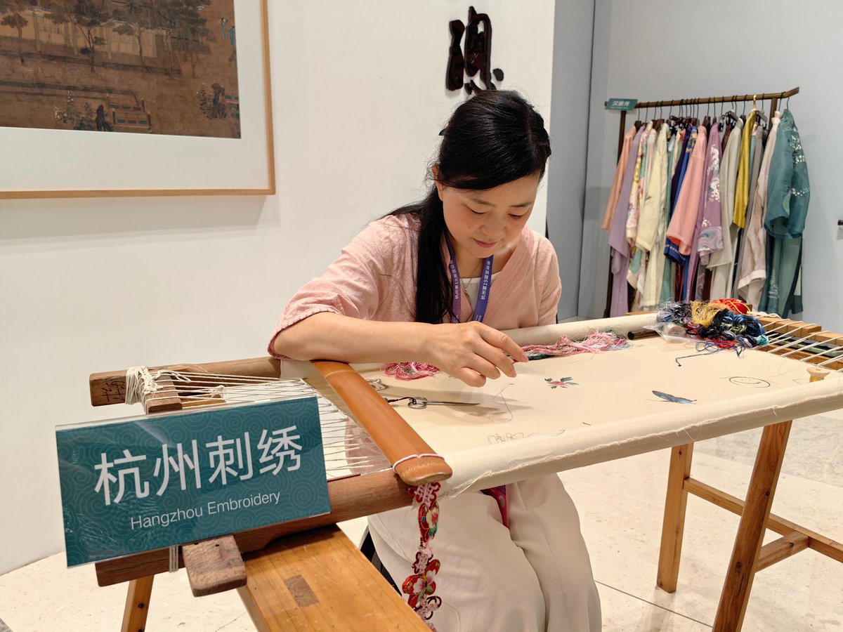 During the National Day holiday, cultural and entertainment activities can be seen everywhere in Hangzhou. Yesterday, I met many artists performing in a library by West Lake.昨日、西湖沿いの図書館で多くの芸術家がパフォーマンスをしているのに会った。#ChineseCulture #大美中国 #美丽浙江