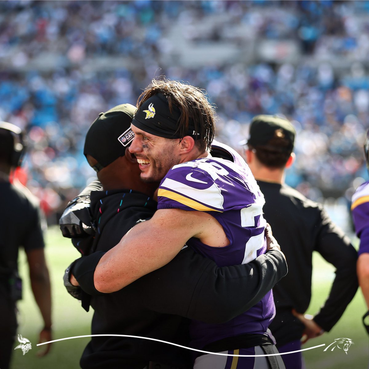 Hall of Famer Harrison Smith is the first player in NFL history with 3+ sacks, 1+ forced fumble, 14+ combined tackles in a single game. 

The first and only player EVER. #SKOL