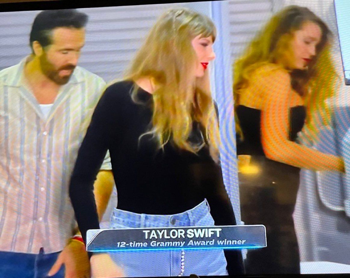 TheSwiftSociety's tweet photo. 📷| @TaylorSwift13 attends the Chiefs-Jets game https://t.co/dono1VXIEE
