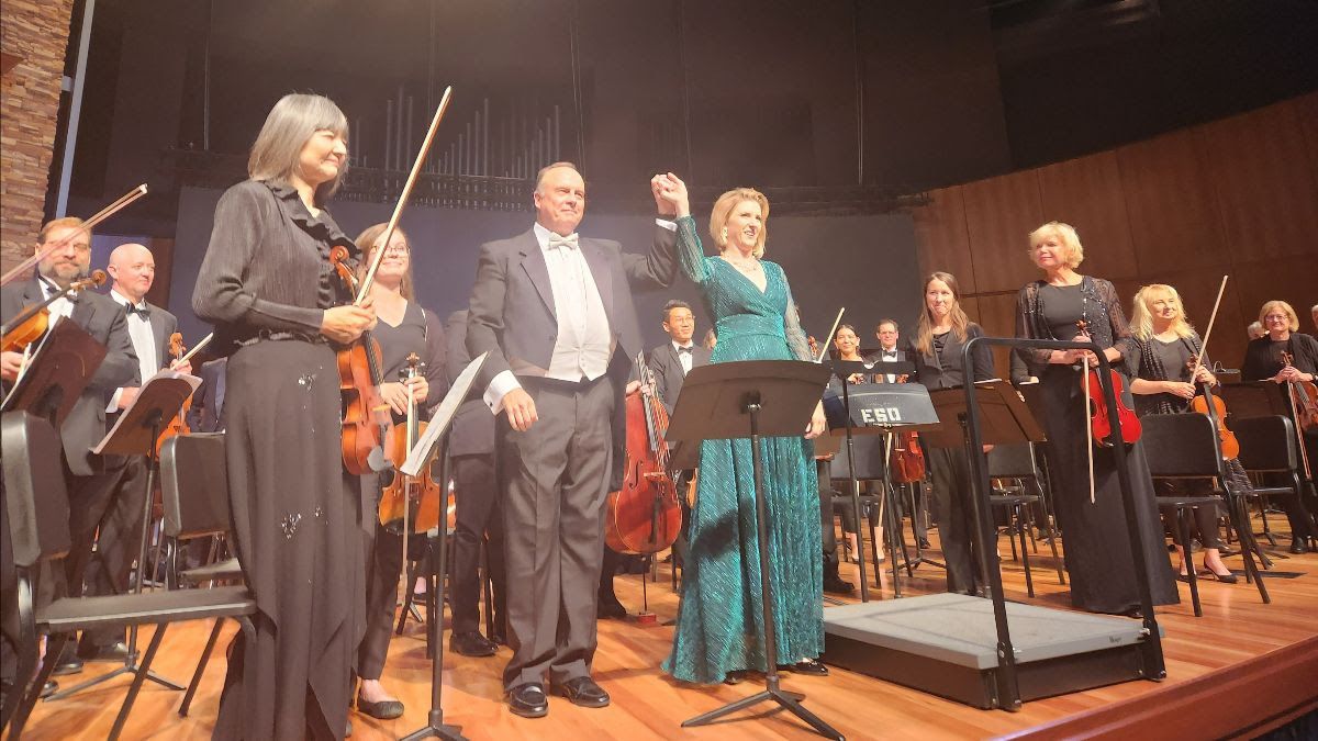 ESOMusic's tweet photo. Thank you to all who joined us last night for Elgar's Enigma with Amanda Majeski! We are so grateful for the lively and appreciative audience, and look forward to seeing you in the concert hall again soon. #eso #elmhurstsymphony #thanks #thankyou #gratitude https://t.co/vdjbBawvg2