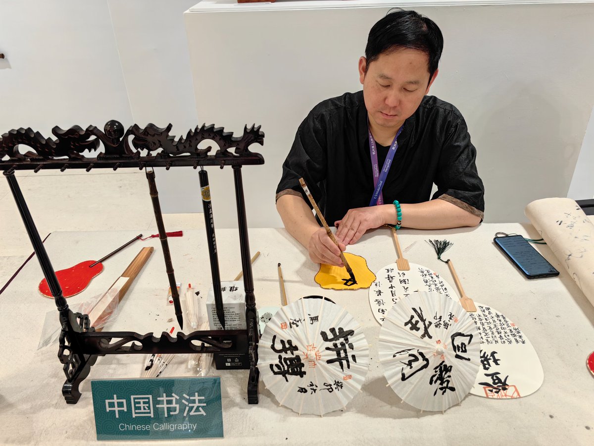 During the National Day holiday, cultural and entertainment activities can be seen everywhere in Hangzhou. Yesterday, I met many artists performing in a library by West Lake.昨日、西湖沿いの図書館で多くの芸術家がパフォーマンスをしているのに会った。#ChineseCulture #大美中国 #美丽浙江