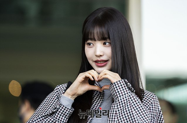 peru_ive's tweet photo. 「 📸 」011023 — Wonyoung rumbo a Francia para asistir al desfile de moda de Miu Miu SS24 #1

#IVE #아이브 #JANGWONYOUNG
https://t.co/VaI1z28ikm
