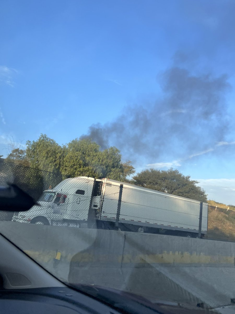 MariaJesusHdzR's tweet photo. @Pemex @GN_MEXICO_ @GN_Carreteras  Incendio en ducto en autopista México-Querétaro justo atrás del anuncio del conejo de Turín en dirección a Querétaro. Desde las 12 hrs. del medio día https://t.co/NdNl0dD19H