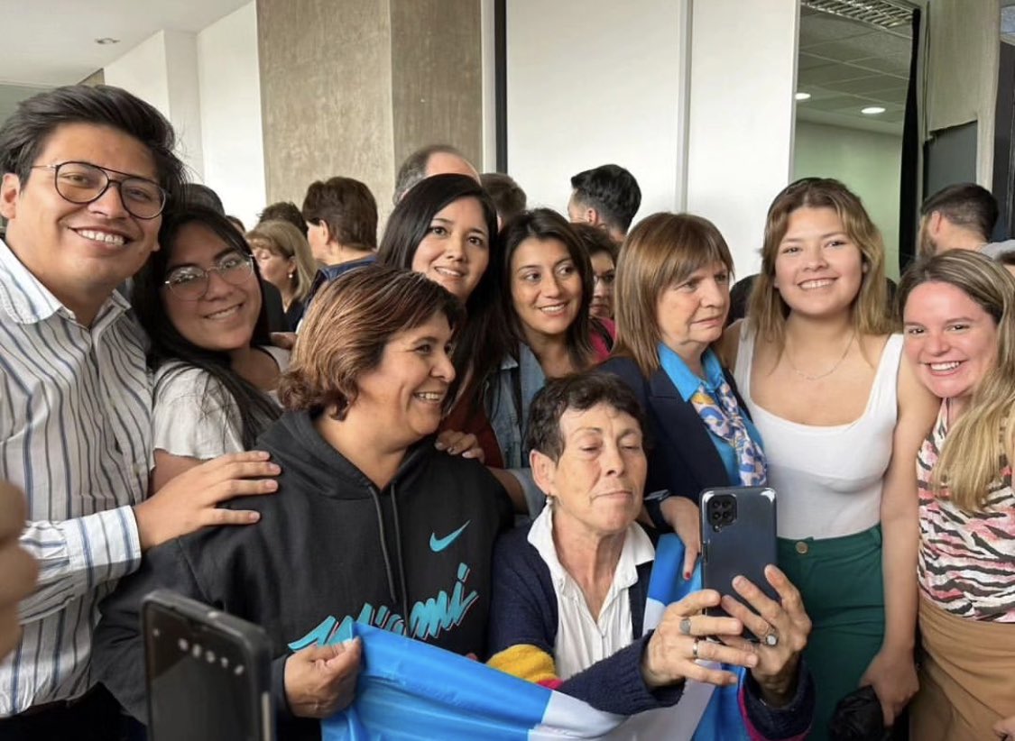 Es con ella y es par siempre ❤️🇦🇷 #PatoPresidente