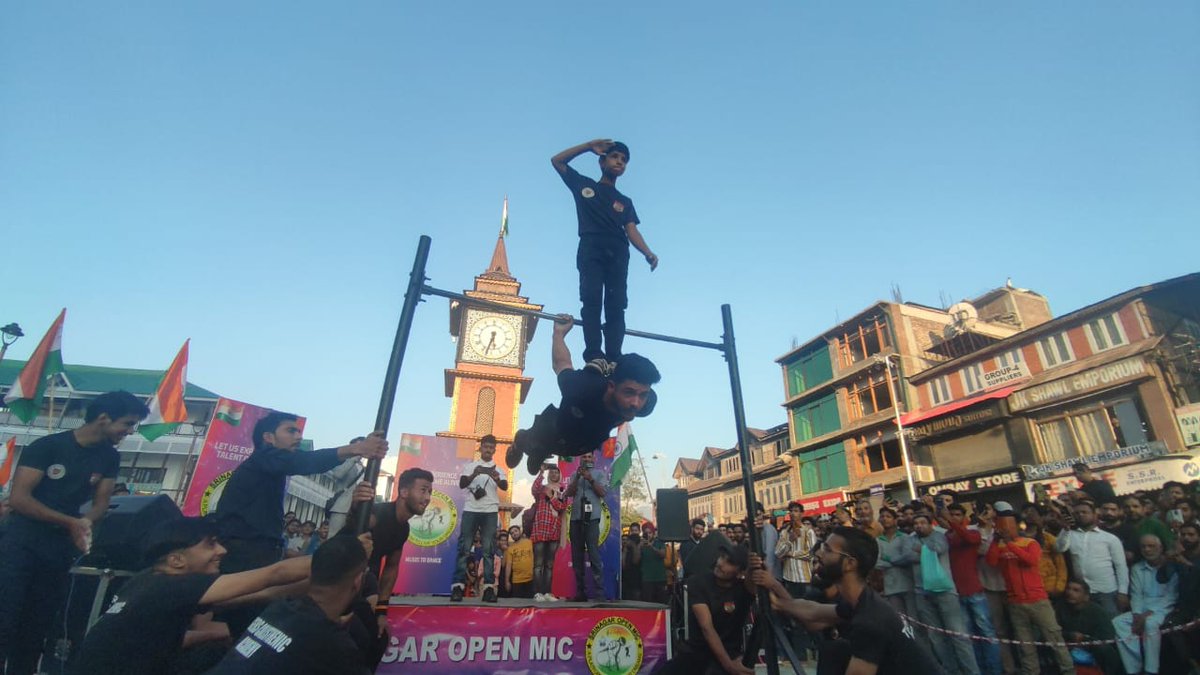srinagaropenmic's tweet photo. Thanks #smartcitysrinagar for making 3rd Episode of #Srinagaropenmic successful at #lalchowk. We will come back soon.
#Srinagar
#Kashmir 
#nayakashmir
#kashmirdiaries
#srinagardiaries
#kashmirlife
#kashmirmusic https://t.co/TFKsLdyqbE