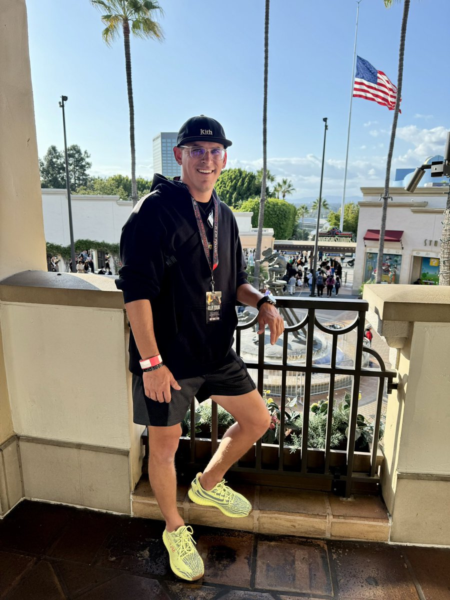 Jeremy__Broten's tweet photo. Here we go @HorrorNights #RIPTour #HalloweenHorrorNights https://t.co/WibO5NxWN8