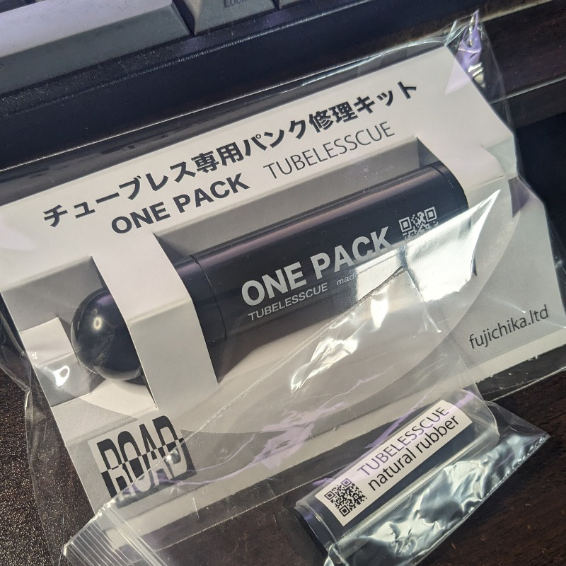 heliumix's tweet photo. ONE PACK届きました～！
愛用してるMAKUHALと、このTUBELESSCUE ONE PACKがあれば、実質的な軽量化ができる気がする。

#fujichika #MAKUHAL #TUBELESSCUE #ONEPACK #チューブレス専用パンク修理キット https://t.co/3zqJoV9Cwl