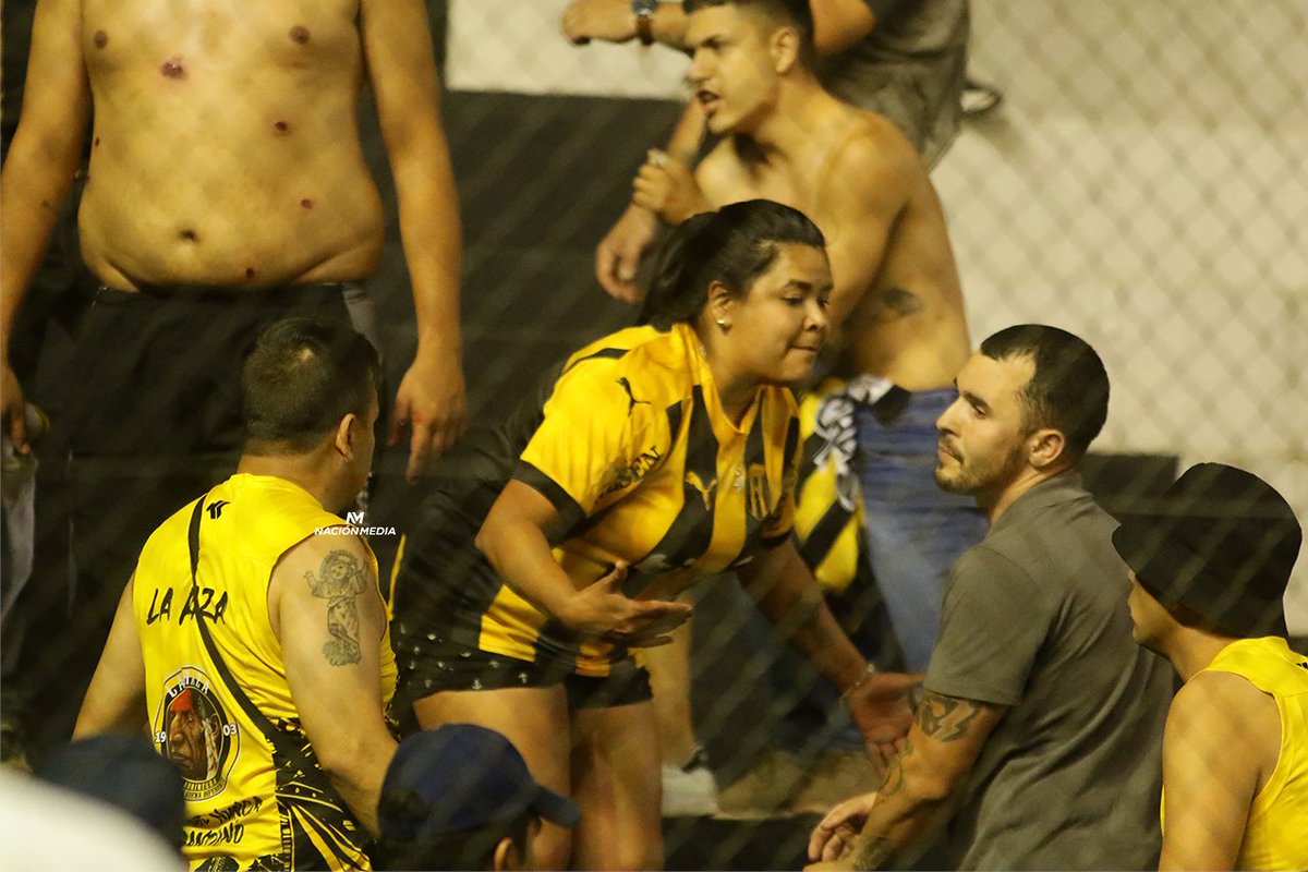 SomosVsSports's tweet photo. ¡IMÁGENES DEL CONFRONTAMIENTO ENTRE "LA RAZA" Y CASCOS AZULES EN GRADERIA NORTE DE TUYUCUÁ!

📷Néstor Soto https://t.co/v3TVJXaAL3