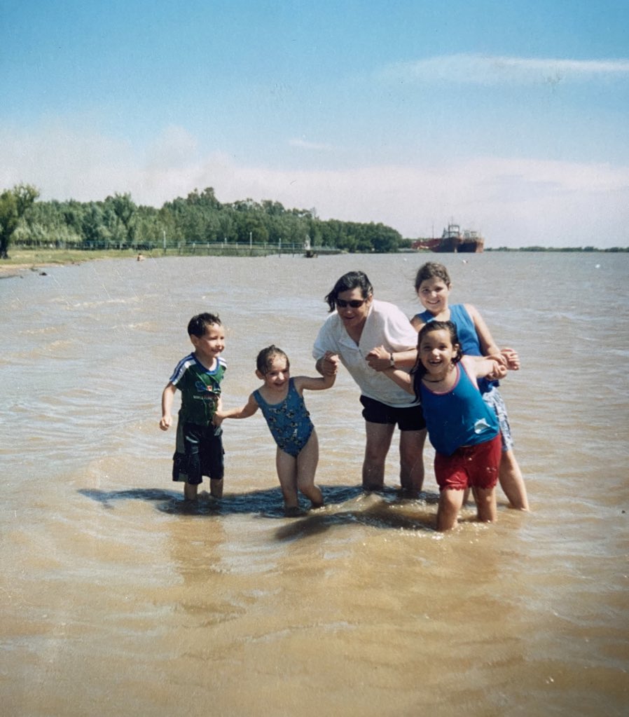 LuciLuca15's tweet photo. No hay día que tu ausencia no se note y mi corazón no te extrañe. Vola muy alto mamá, te amo para siempre 🕊️🥹🪽 https://t.co/kOMKkSheLM