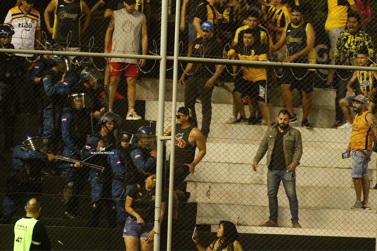 SomosVsSports's tweet photo. ¡IMÁGENES DEL CONFRONTAMIENTO ENTRE "LA RAZA" Y CASCOS AZULES EN GRADERIA NORTE DE TUYUCUÁ!

📷Néstor Soto https://t.co/v3TVJXaAL3