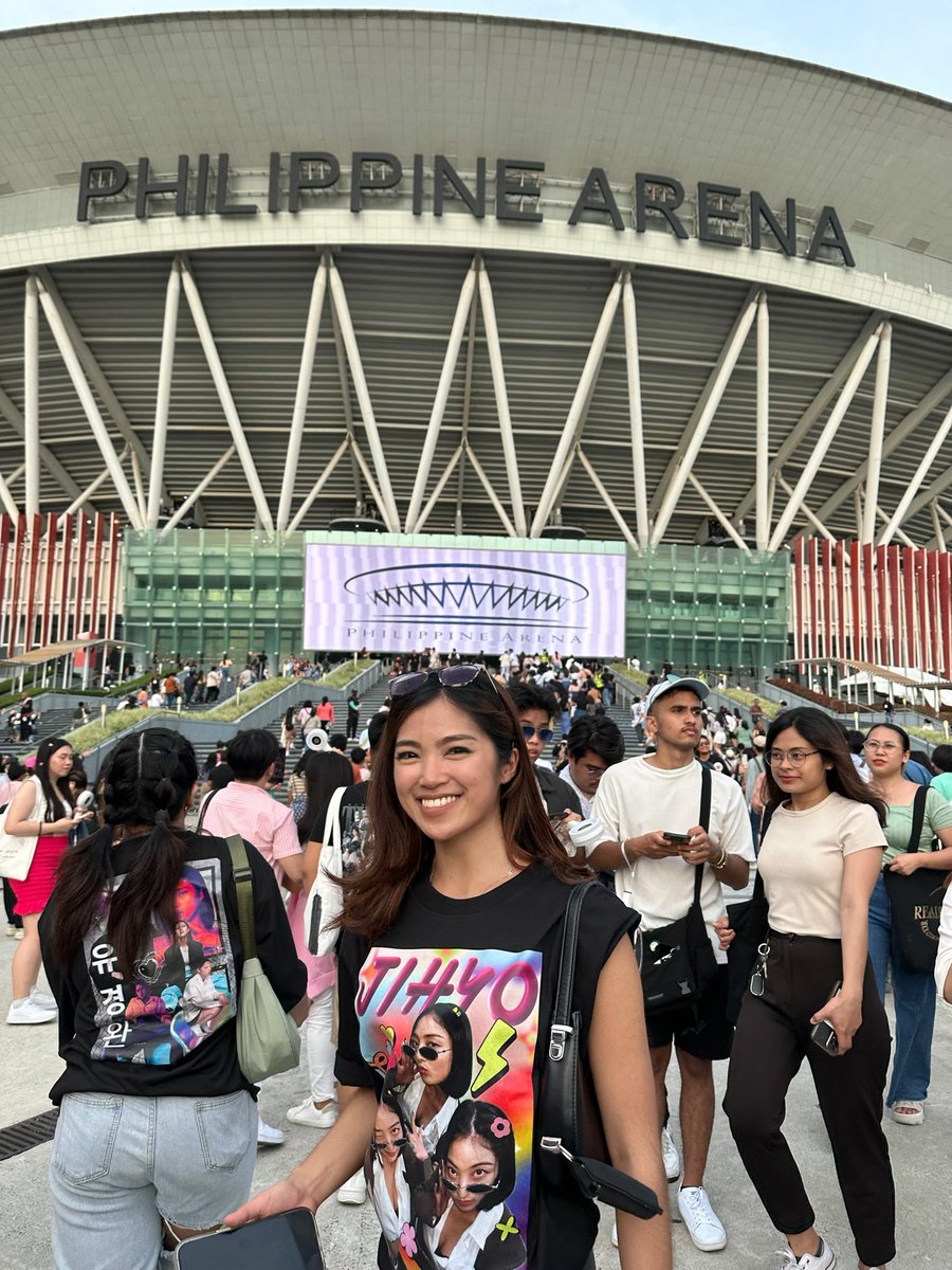 weywaa_'s tweet photo. I JUST KNOW JIHYO SAW ME TOO 😭💗 brb bawlin 😭😭😭 #TWICE_5TH_WORLD_TOUR https://t.co/h8VjW5jrg6
