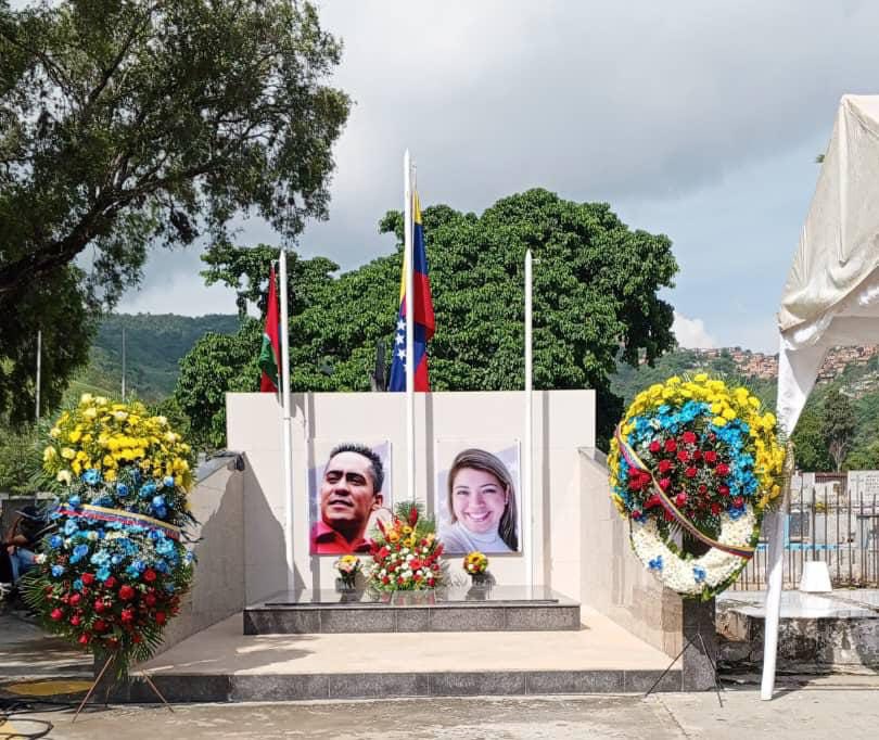 FreddyBernal's tweet photo. Robert, el FASCISMO te arrebató la vida, la REVOLUCIÓN te dio la inmortalidad. Hijo eres y serás ejemplo para la juventud venezolana. Hoy a 9 años de tu siembra, te recuerdo como si fuese ayer, esa energía que sobresalía de tu ser te hizo llegar lejos por nuestra Patria. ¡Mi gran Chispita, así te decía de cariño, no moriste, te multiplicaste y continuas vivo en los corazones de este pueblo!

¡ROBERT SERRA Y MARÍA HERRERA VIVEN!