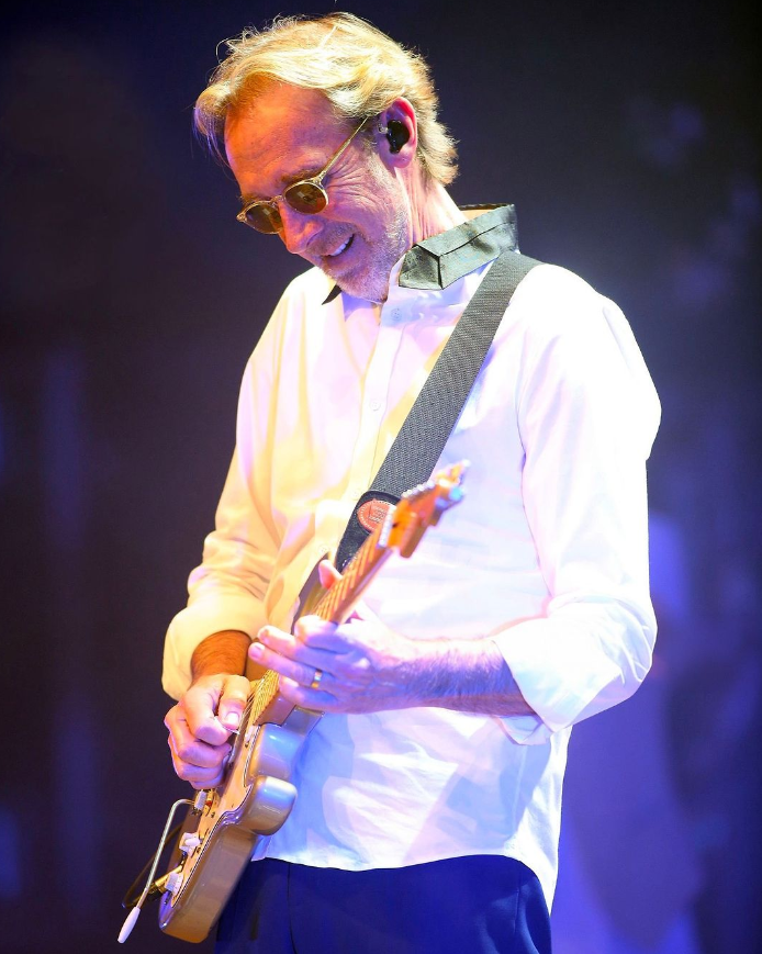 rocknrollgarag1's tweet photo. Happy 73 birthday to the legendary Mike Rutherford, the bassist and guitarist of Genesis and Mike &amp; The Mechanics!

📸 Harry Herd https://t.co/cBEP0ceJOO