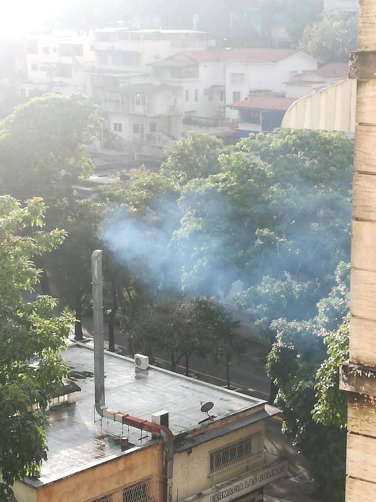 sarisariyama's tweet image. Humo que desprende la chimenea  del negocio ilegal del Farolito ubicado en Colinas de Bello Monte en  zona residencial, afectando a los vecinos que viven a los alrededores  😭