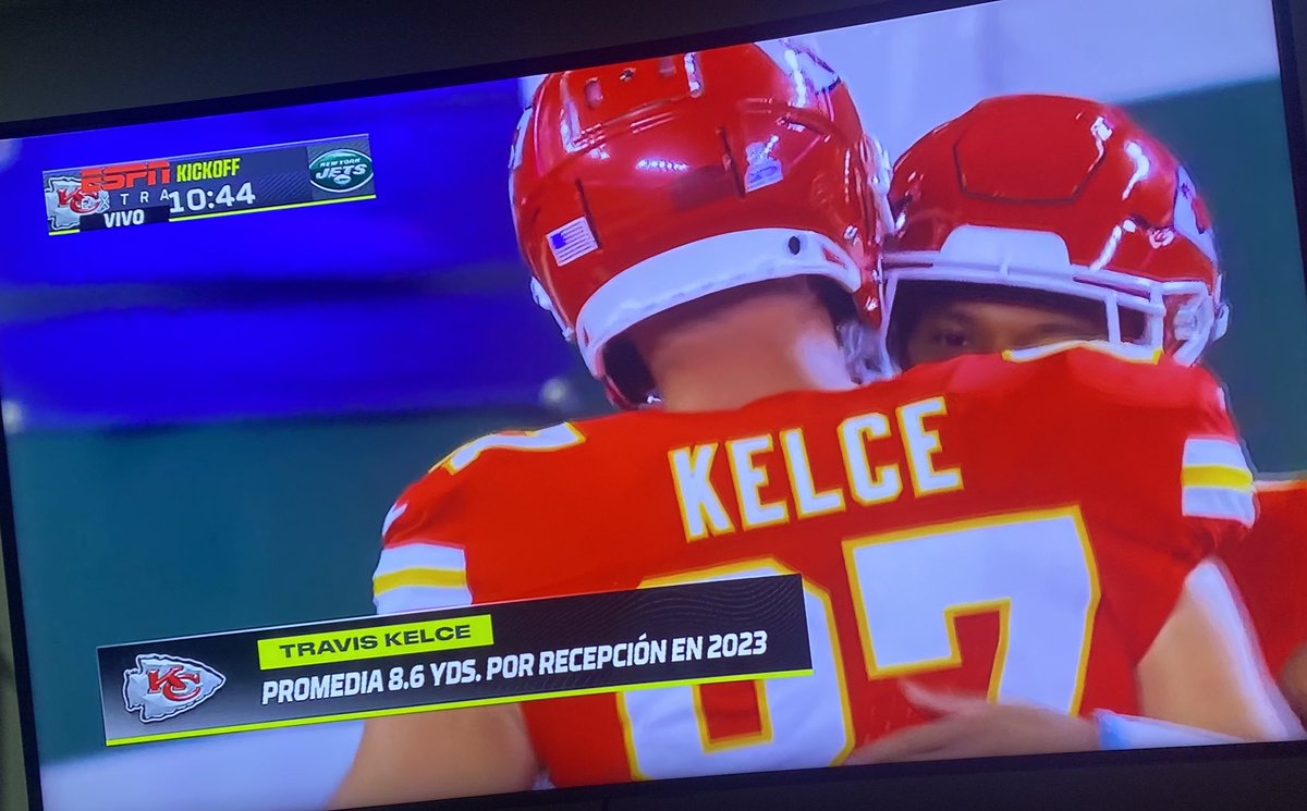 lovelykarlaec's tweet photo. aquí viendo este deporte que no entiendo, solo por si muestran a taylor swift o alguna interacción con travis kelce https://t.co/T4NCEhX8Ug