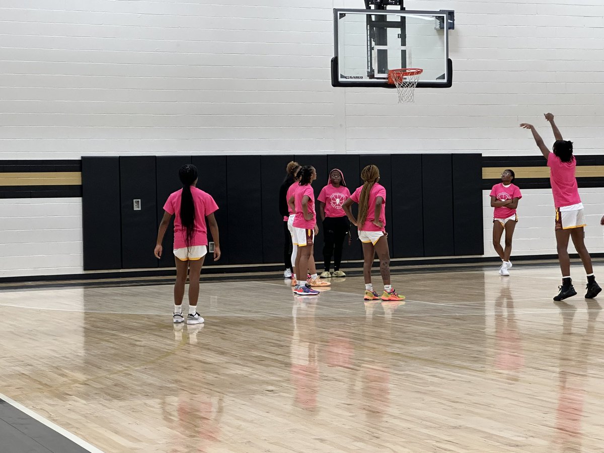 The USC Salkehatchie Women’s basketball team started the month of October off with a couple games in the JUCO Jamboree located in Carrollton, Ga and also supporting Breast Cancer Awareness Month.