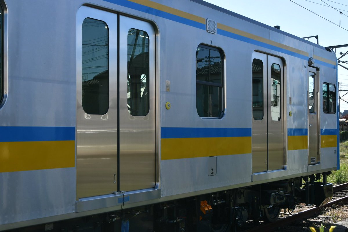 Cocoa_189_510's tweet photo. これが鶴見線のE131系1000番台（ナハT1編成）ですか

マジでストレート車体だ！ https://t.co/UUOwo9ToCm