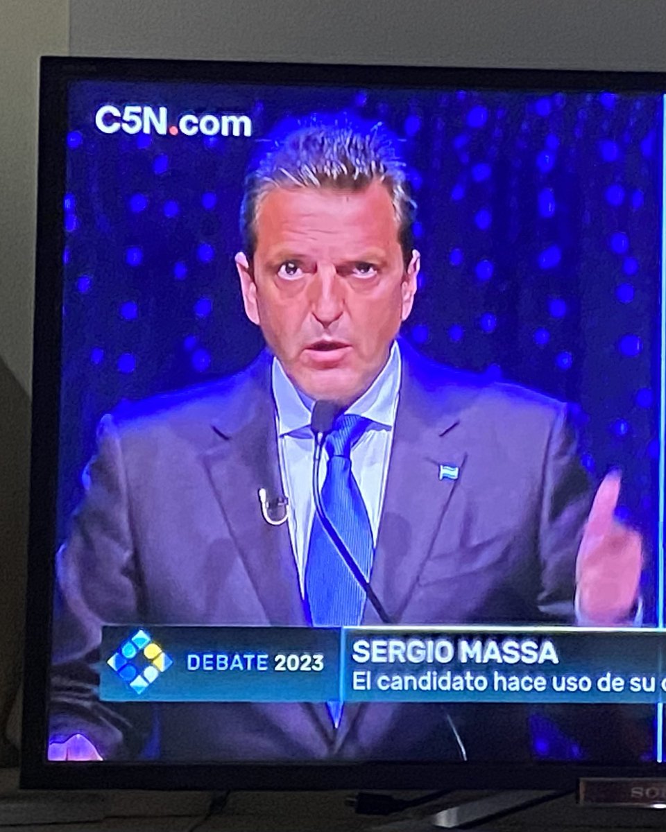En casa, en Merlo mirando el #DebatePresidencial2023  
Estamos convencidos de que <a href="/SergioMassa/">Sergio Massa</a> es el mejor preparado para ser el próximo presidente de todxs lxs Argentinxs ❤️🇦🇷
 #MassaPresidente