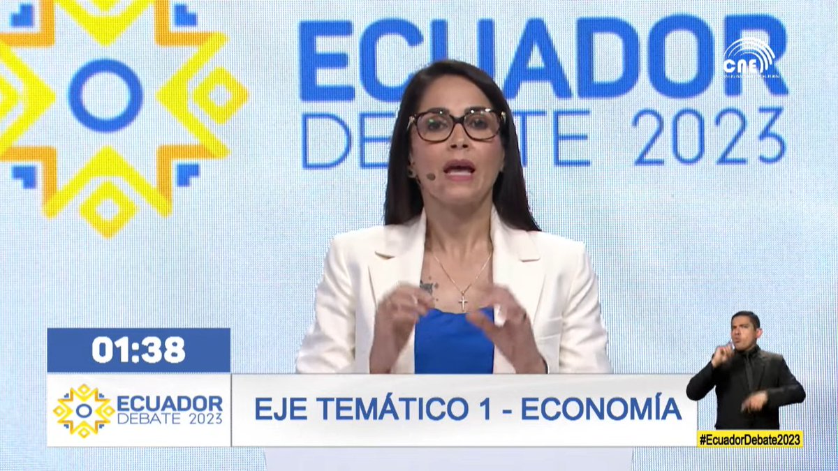 reportecuador's tweet photo. #DanielNoboa y #LuisaGonzález intercambian acusaciones acerca del tema de la #Desdolarización.
#DebateSegundaVueltaEc 
#DebateSegundaVueltaEc https://t.co/7WTuiLmWSO