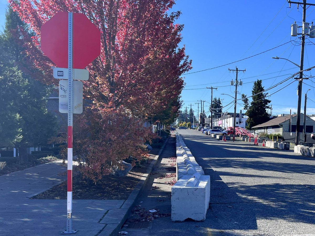 SeattleBikeDad's tweet photo. Snapped a better picture from this angle. This foot-wide unusable space is more protected than most bike lanes in Seattle. https://t.co/jzaPIZoMkI