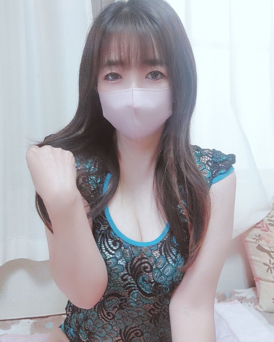 ria_kangoshi's tweet photo. 9時半からLIVEするよ💓

https://t.co/oCT6XIlq4k https://t.co/gTmW9KanJ9