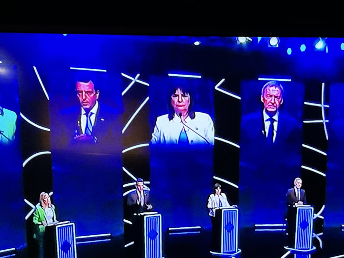 juancjuarez11's tweet photo. #DebatePresidencial2023 
Hoy padecemos 40,1% de pobreza; Indigencia 9,3% ; 56,2% los niños menores de 14 años son pobres; el 50% de los trabajadores está en negro. Inflación, inseguridad, la educación y la salud requieren inversión p recuperar calidad 
Soluciones sin fantasías https://t.co/SZ5qCpxfu1