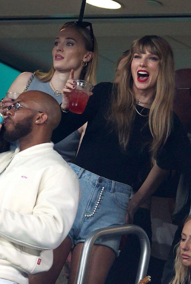 tswifterastour's tweet photo. 🚨| Sophie Turner is also at the suite with Taylor Swift to support Travis Kelce at the “Chiefs vs Jets” game! https://t.co/AR7ofzhDzH