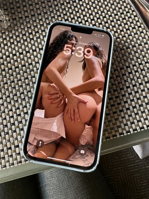 Look what I found on a gooner&rsquo;s phone 😍😍 @notlizjordan https://t.co/2CU28bwdyP<a class="tags" href="/tag/notlizjordan">@notlizjordan</a><a href="/tag/mvsales"class="tags"><span>#mvsales</span></a>