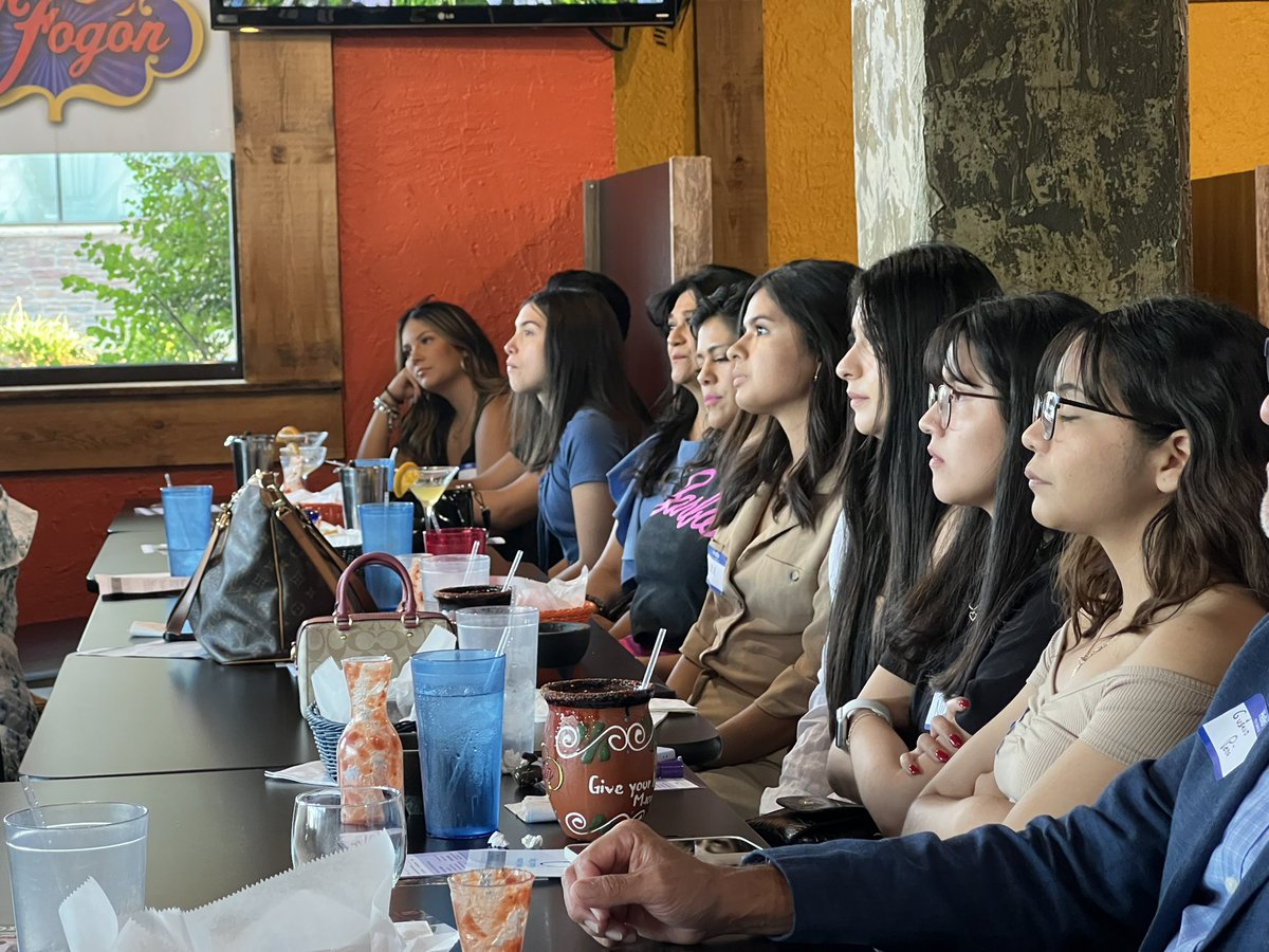 ChenueHer's tweet photo. It’s National Latino/Latina Physician Day and these @DesMoinesUniv students and @MercyOne_Iowa doctors are bringing the community together to talk about why it’s important to have representation in healthcare. They hope more Latino/a students can see themselves becoming doctors. https://t.co/d98l579NCf