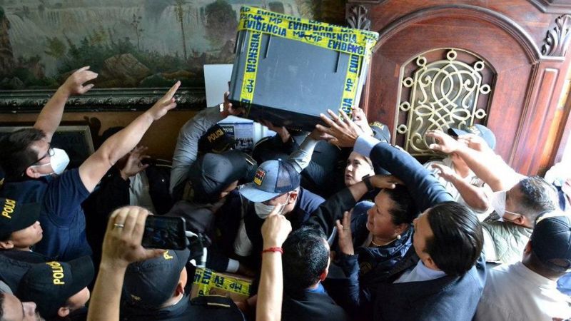 Una imagen que le da la vuelta al mundo. Es el momento en que magistrados del Tribunal Supremo Electoral de #Guatemala buscaban impedir que los fiscales se llevaran las cajas con las actas de los resultados de las votaciones. La foto muestra cómo los magistrados se enfrentaron a