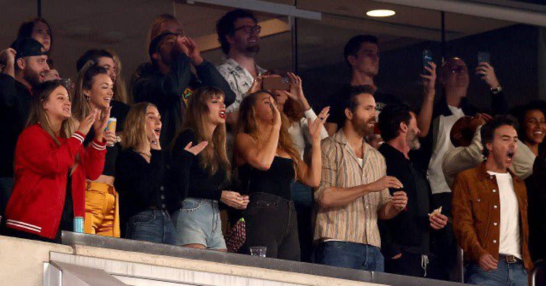 cagedmecrazy's tweet photo. this is literally the royal family https://t.co/tsBf6FAwmh