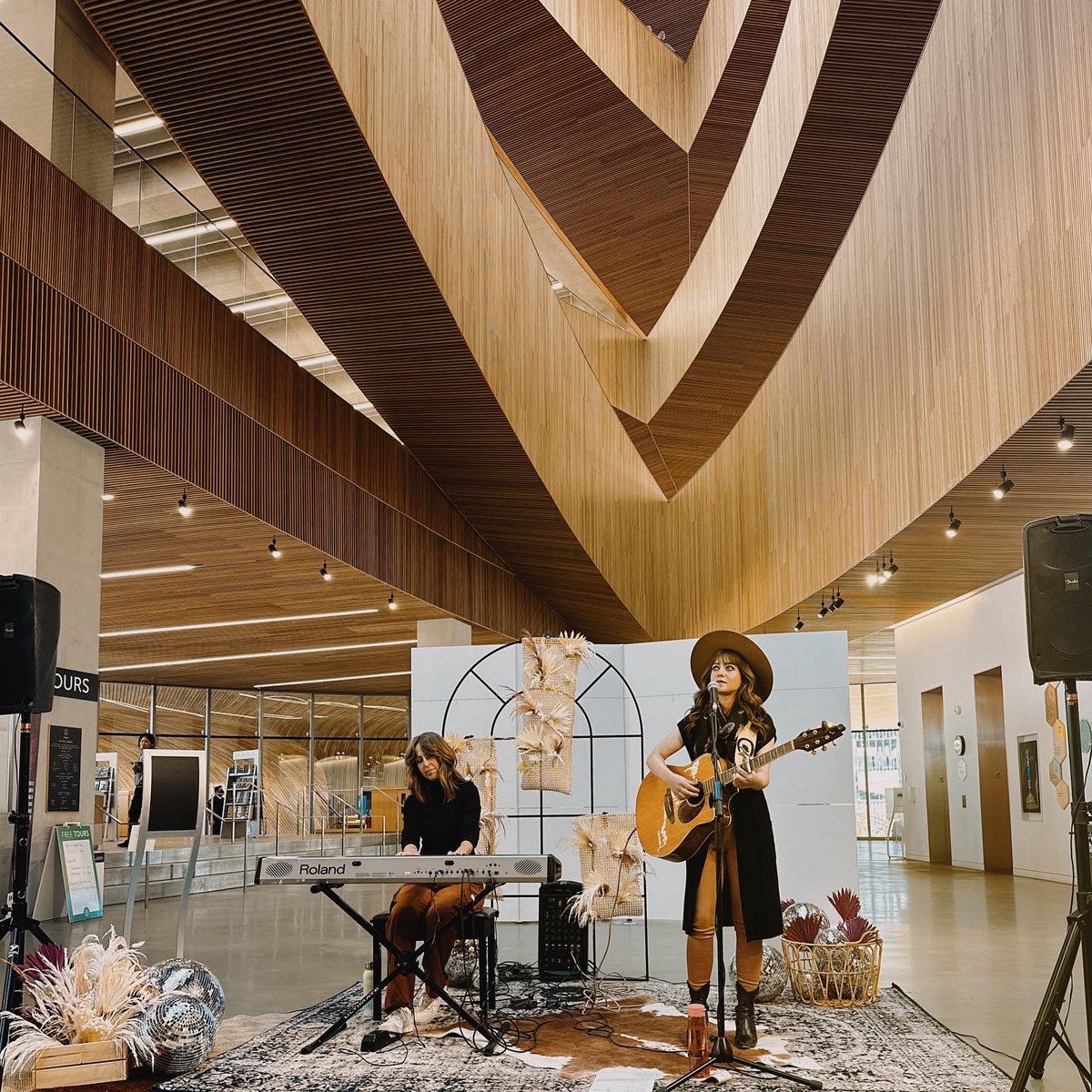 JustineGiles's tweet photo. #RozsaArtsShowcase thanks for having us! Always a pleasure to perform in this beautiful space with incredible acoustics and a vibrant sense of community 🥰
#rozsaartsatthelibrary #rozsaarts #calgarypubliclibrary #singersongwriter #yycmusic #musicmileyyc #calgarycentrallibrary https://t.co/WQxu2896tX