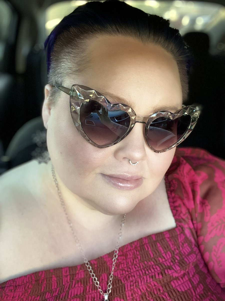 having a awesome day ! i love my haircut