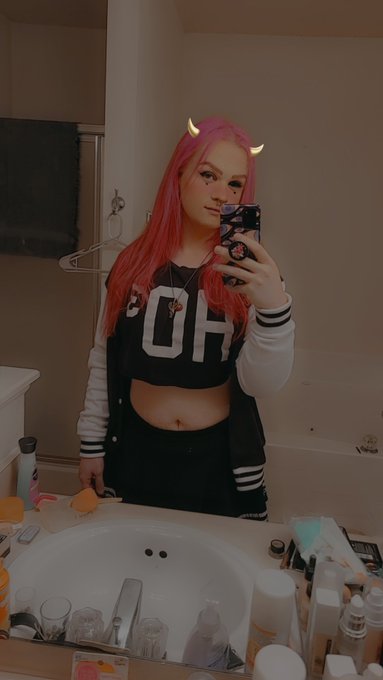 Please don't kill me Mr. Ghostface, I wanna be in the sequel 🖤🔪 https://t.co/rP6hp5SZKl<a href="/tag/thiccthighs"class="tags"><span>#thiccthighs</span></a>