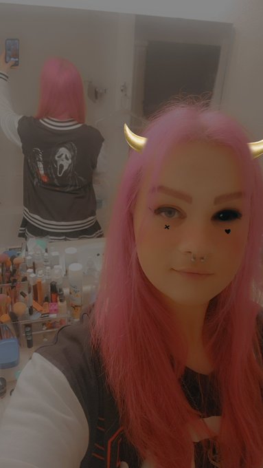 Please don't kill me Mr. Ghostface, I wanna be in the sequel 🖤🔪 https://t.co/rP6hp5SZKl<a href="/tag/thiccthighs"class="tags"><span>#thiccthighs</span></a>