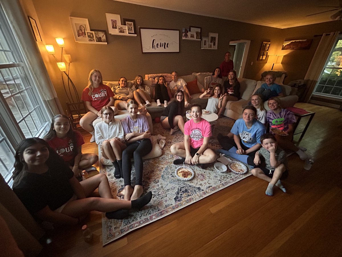We love a good Sectional Draw Team Dinner🍝 🫶🏼 One more week of the regular season then the FUN begins🤩 #LetsGo #FindYourGreatness