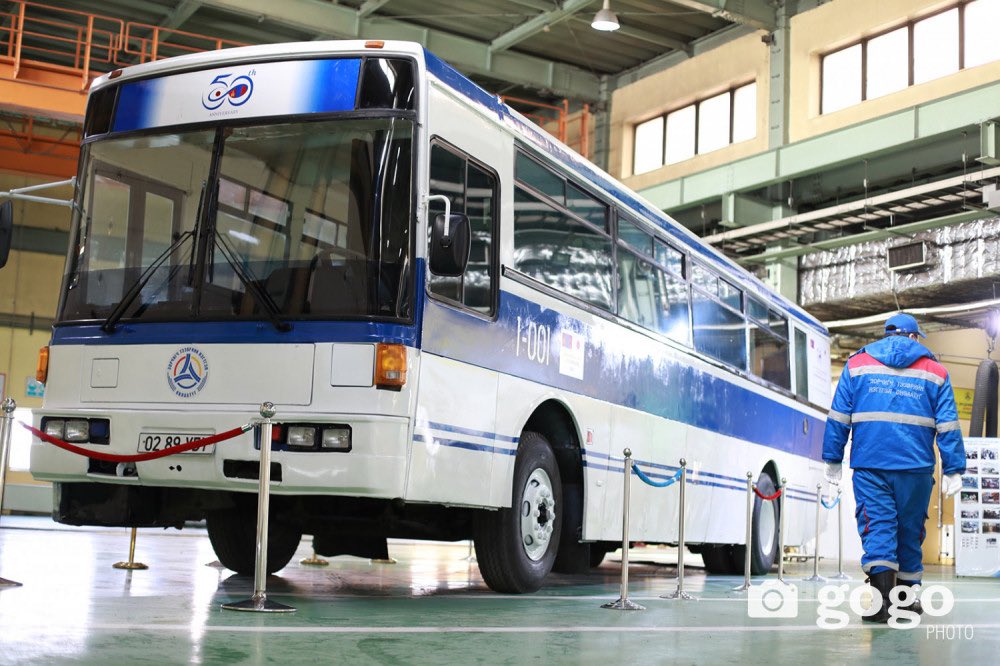 Бид хүмүүст талархлаа илэрхийлье гэж бодсон бол Япон автобус авах байв. Энэ цэнхэр Ниссан бол Монголчуудын хамгийн хүнд үед тусламжаар ирж, бид олон жил хөл дүүжилсэн дээ. 😉