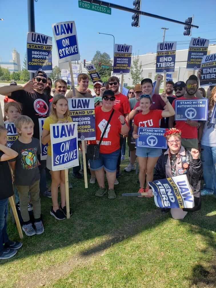 ChicagoDSA's tweet photo. No deals? No wheels! We proudly joined members of UAW Local 551 who are ON STRIKE at Chicago's Ford Assembly plant. https://t.co/C2ZVWsylhq