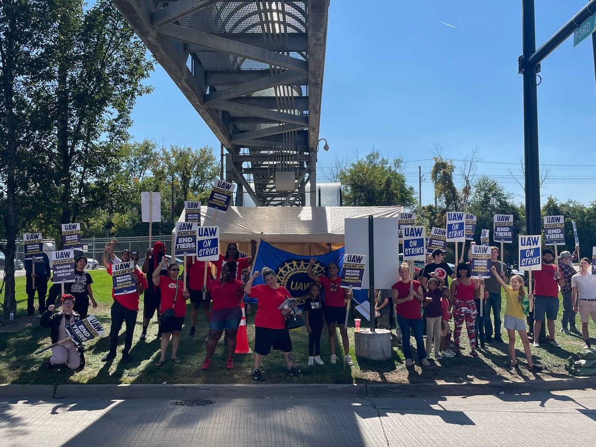 ChicagoDSA's tweet photo. No deals? No wheels! We proudly joined members of UAW Local 551 who are ON STRIKE at Chicago's Ford Assembly plant. https://t.co/C2ZVWsylhq