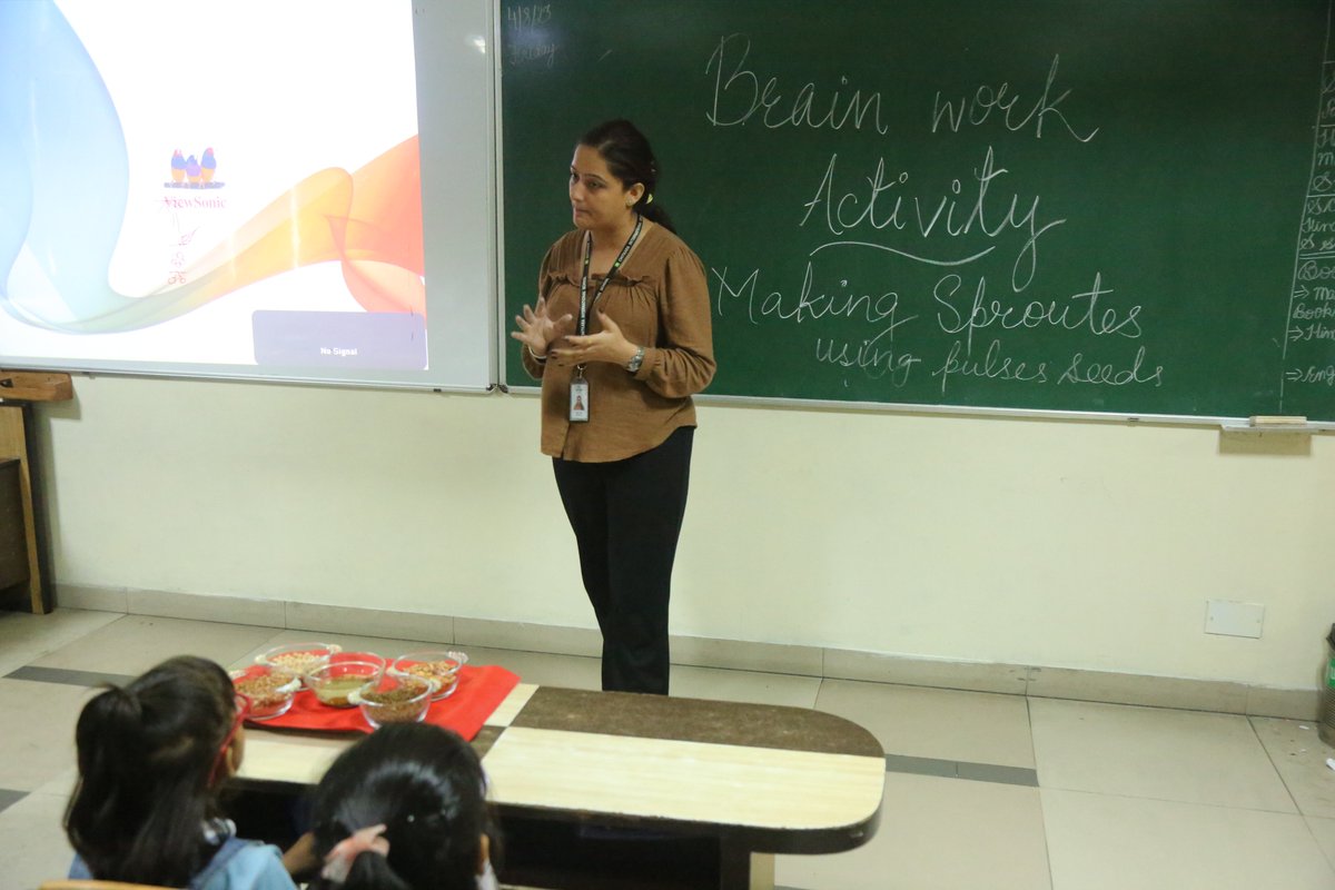 chitkara_school's tweet photo. Chitkara International School, Chandigarh conducts a fun and informative science activity based on the Brainwork - "Growing Sprouts with Different Pulses" for Grade 1 students
#CIS #sprouts #pulses #learning #activity #classactivity #Chitkarians #growingsprouts https://t.co/C1dovypIPR