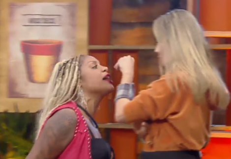 euosodrac's tweet photo. Cariucha chamando Rachel Sheherazade de vadia, jornalista meia tijela, chegou perto dela, com gritos e tudo. Cariucha é insuportável, desagradável, mal educada e tudo de ruim. Não tem um qualidade nessa mulher, pelo menos não vi até agora. #AFazenda https://t.co/urVP6GGeO5