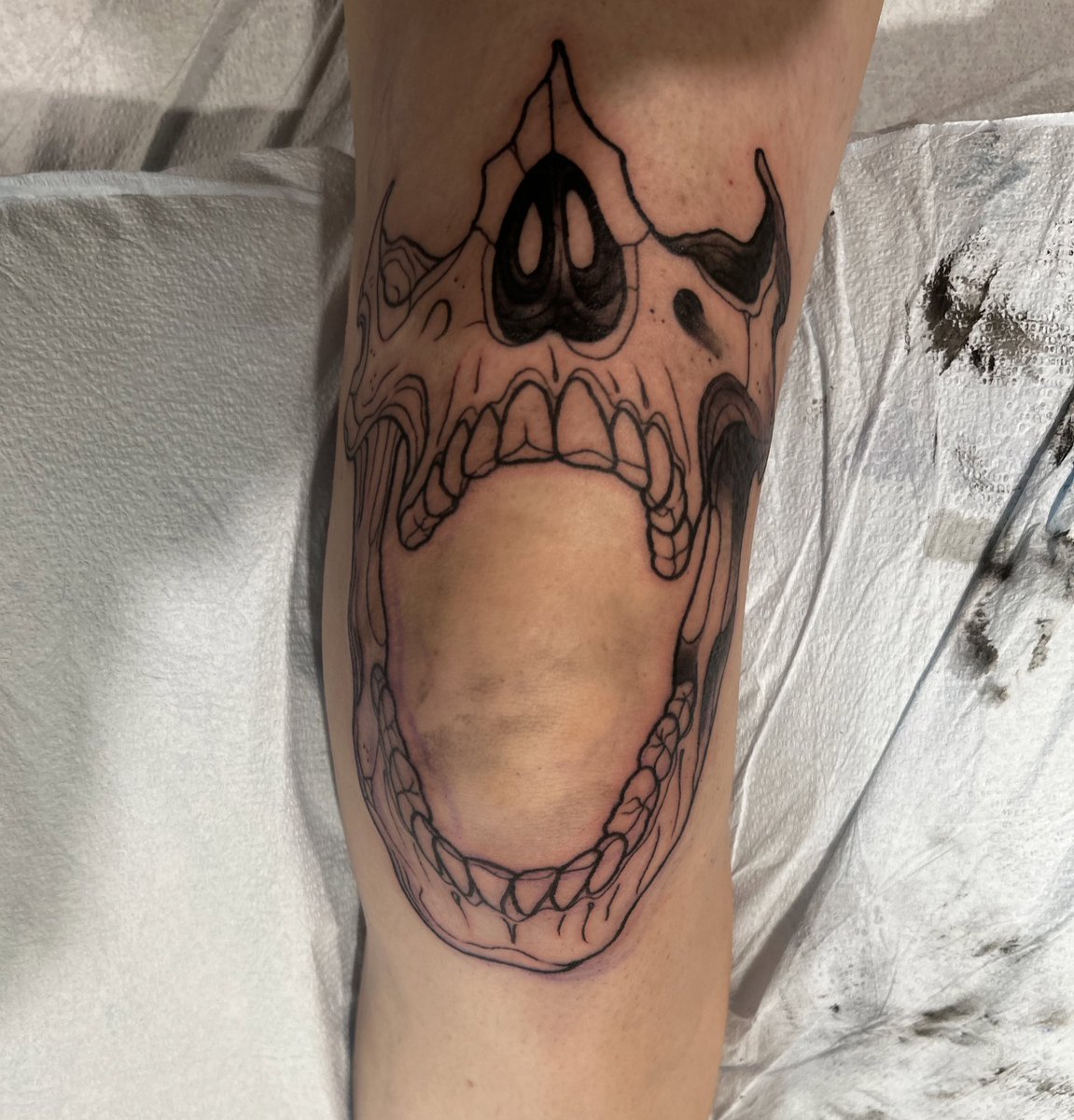axleottle's tweet photo. Knee tattoo makes me feel 3000x cooler even tho I pussied out for the shading 🤪 I will be going back 💀 https://t.co/WffDpLa6N5