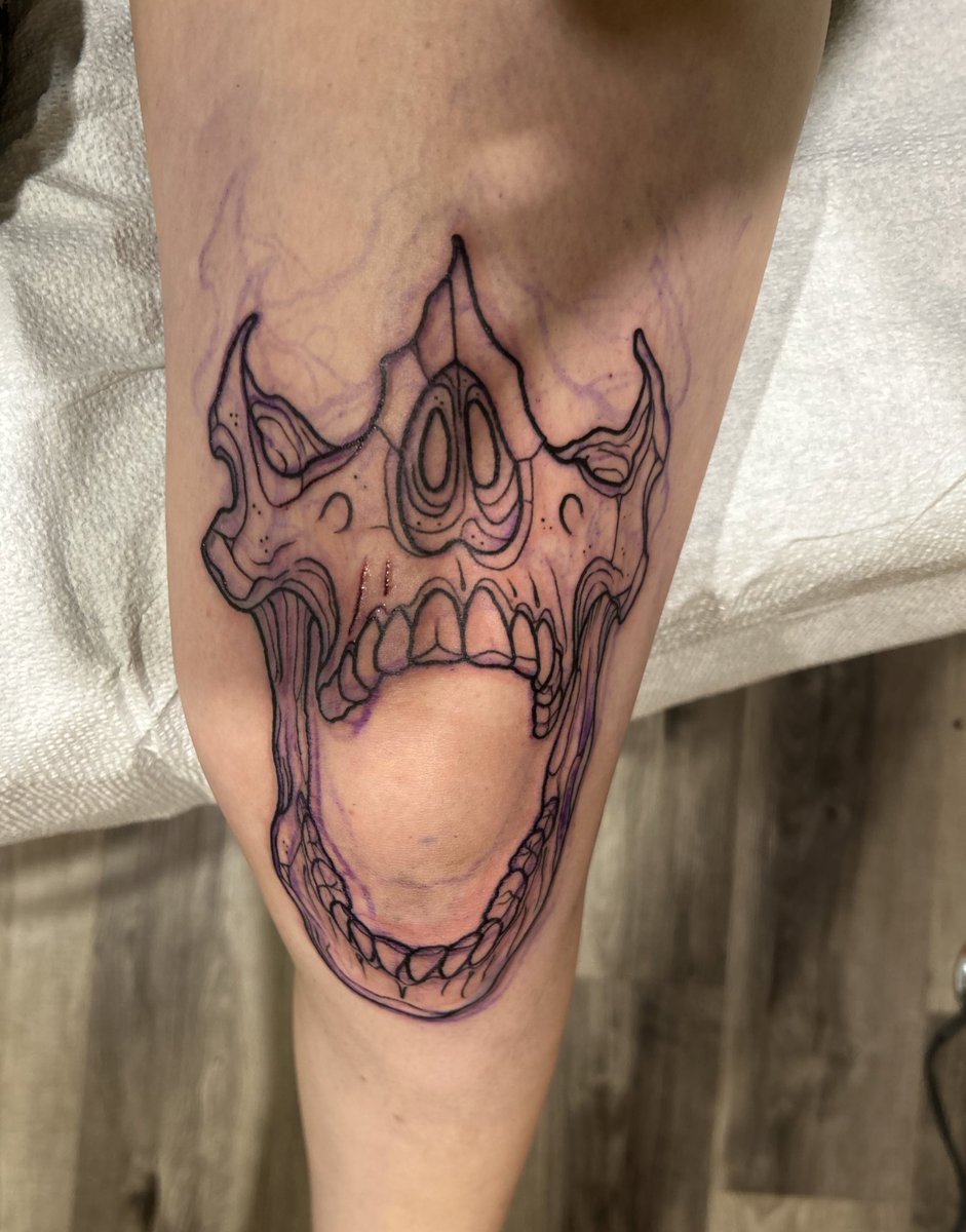 axleottle's tweet photo. Knee tattoo makes me feel 3000x cooler even tho I pussied out for the shading 🤪 I will be going back 💀 https://t.co/WffDpLa6N5