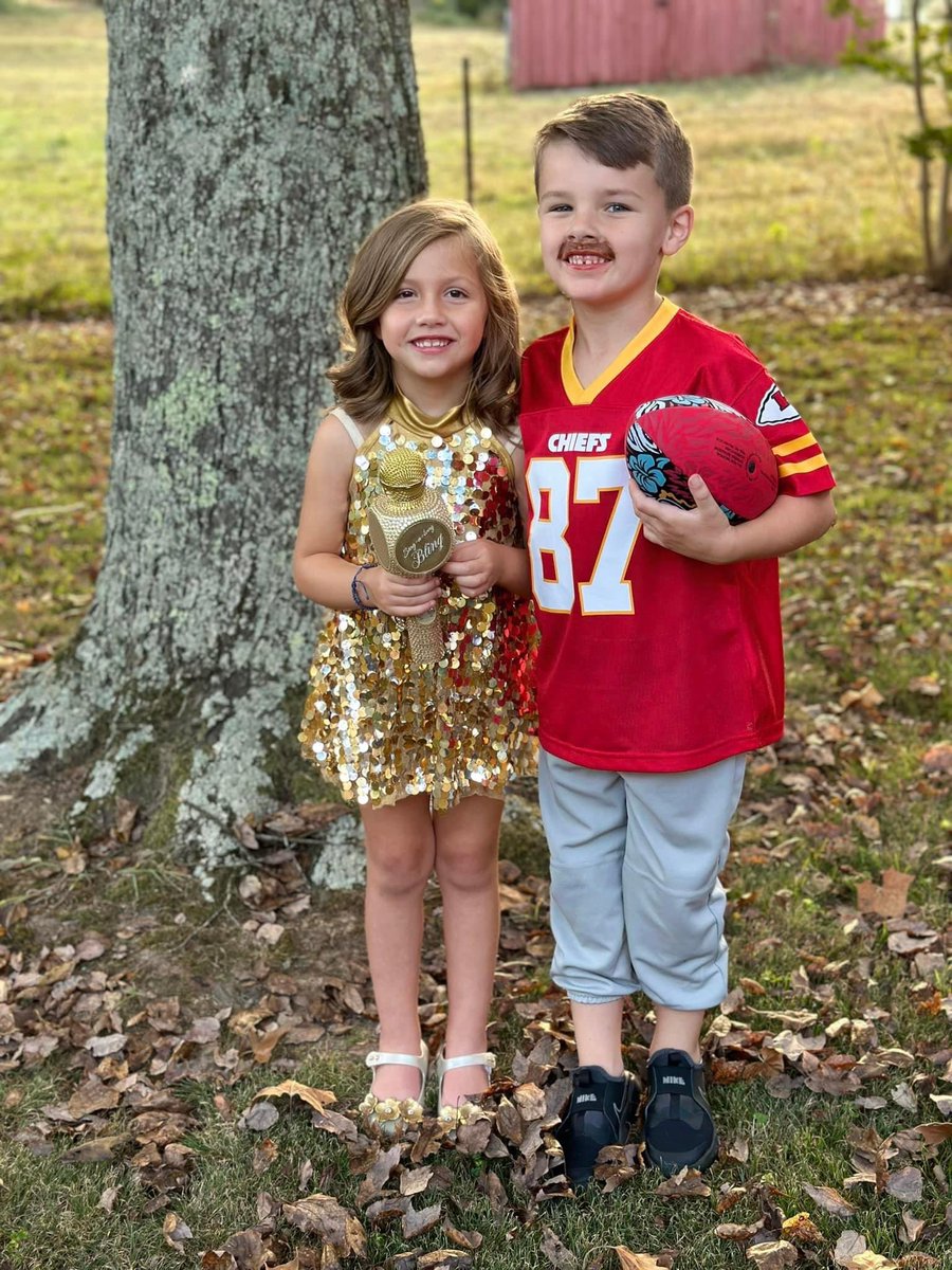 utgray73's tweet photo. My sons favorite player and his girls favorite singer @tkelce @taylorswift13 https://t.co/oz7wgwf04y