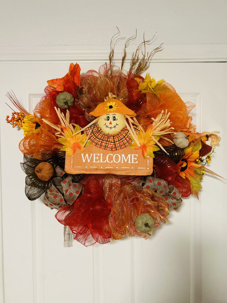 ShawnStanding's tweet photo. Hello October 🍂🧡❤️ #WreathCreatedByME https://t.co/iTa5a4ehSK