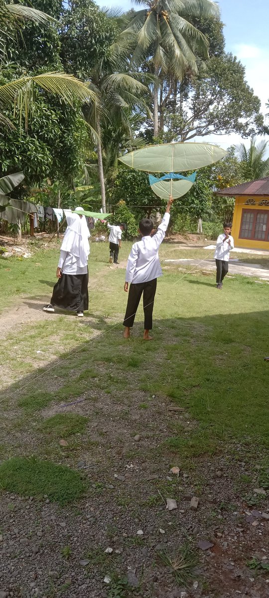 devTanjung's tweet photo. Bermain layang-layang https://t.co/SkB1ztStyW