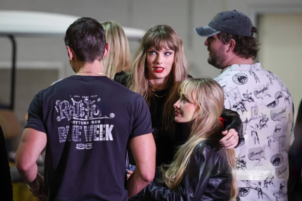 SCANews_'s tweet photo. 📸| @SabrinaAnnLynn &amp; Taylor Swift at MetLife Stadium before the Kansas City Chiefs vs New York Jets game tonight. https://t.co/kpvlUNKw7j