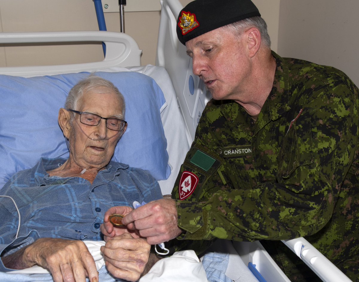 Le colonel honoraire Don Cranston a rendu visite à Stewart Bray, peut-être le dernier vétéran vivant de la Seconde Guerre mondiale du #RHLI. Il a survécu à de graves blessures sur la crête de Verrières en 1944 et a vécu 102 ans.